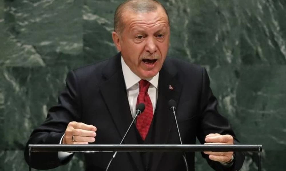 Τον έπιασε ο πόνος τον δολοφόνο Ερντογάν: Τούρκοι χορεύουν πάνω σε πύλη αρμένικης εκκλησίας